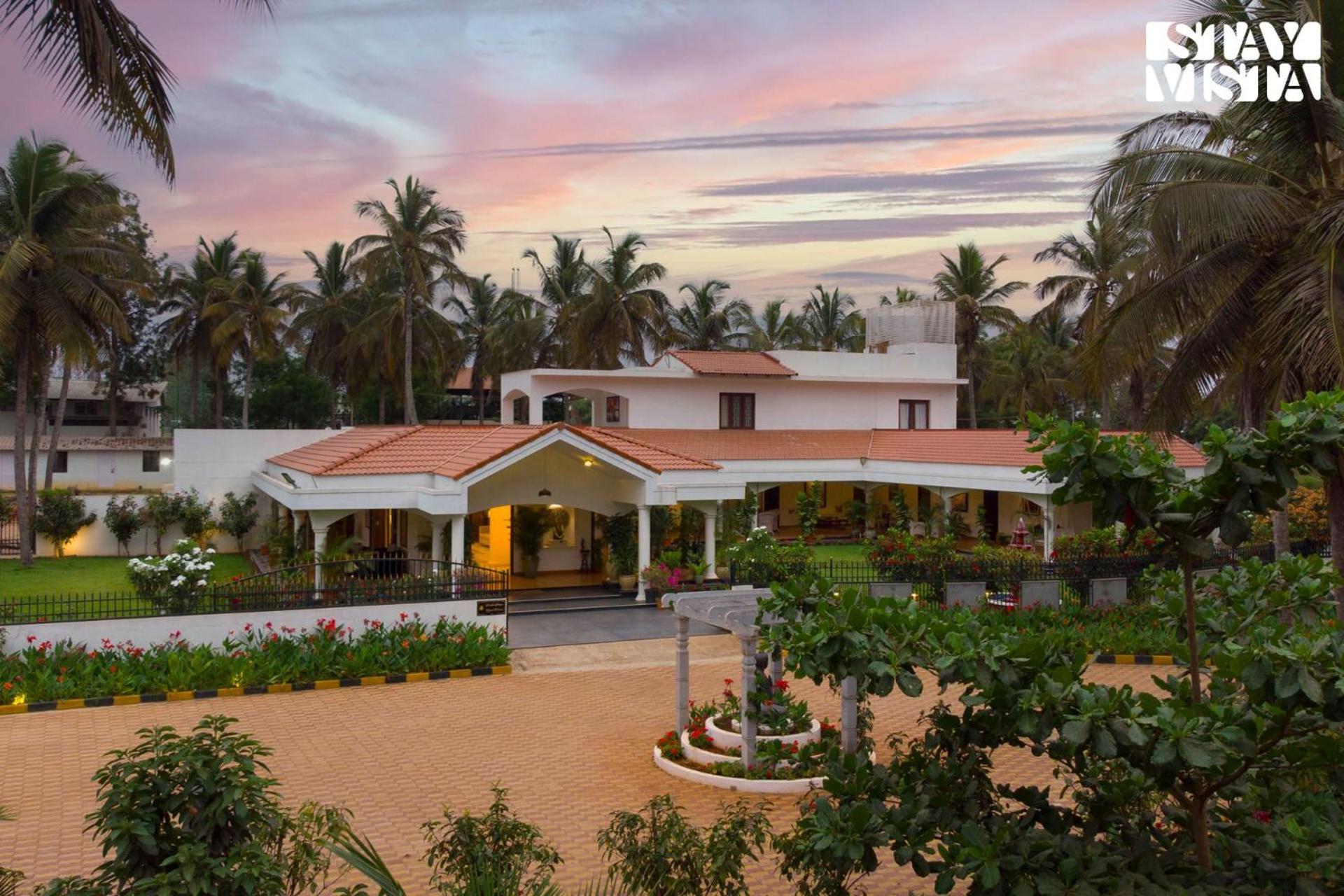 Stayvista At Silver Oak Farm - Breakfast Included Bangalore Esterno foto